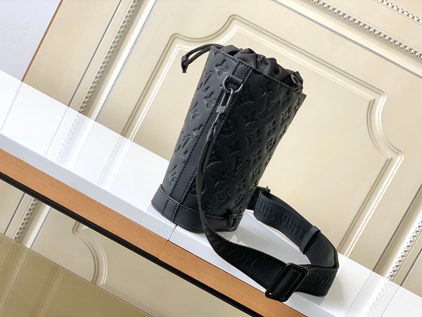 ルイヴィトンバッグ背面デザイン